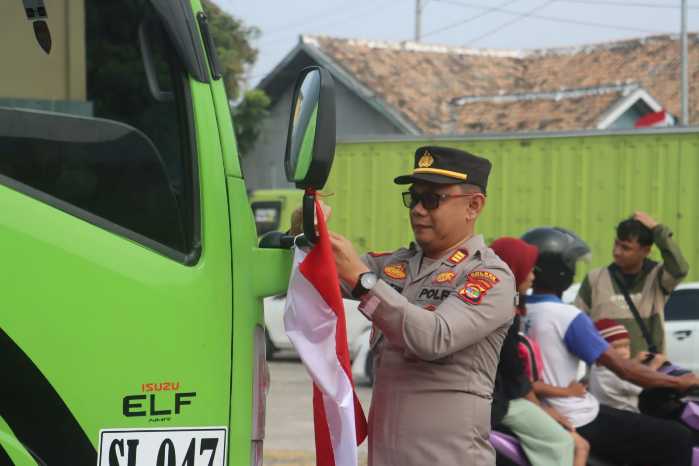 Polres Lampung Selatan Bagikan Ratusan Bendera Merah Putih Sambut HUT RI ke-81