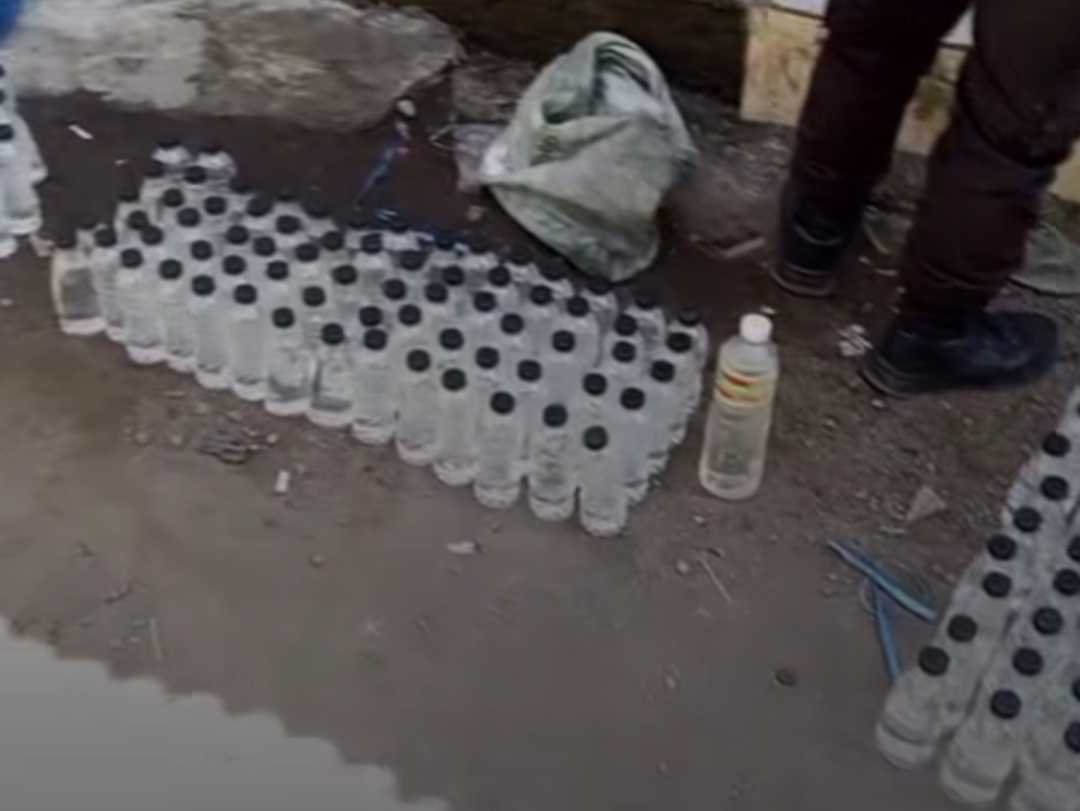 Polres Tasikmalaya Kota Gerebek Rumah Kontrakan yang Digunakan Gudang Penampungan Arak Bali