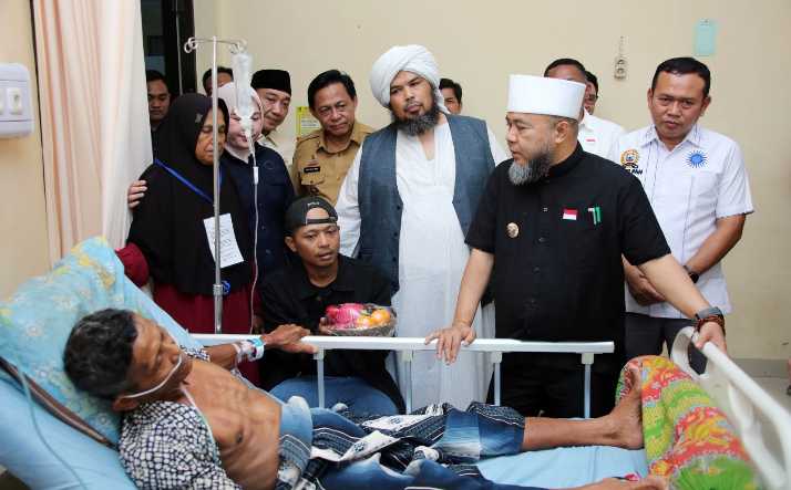 Jenguk Pasien di RSUD Bob Bazar, Helmi Hasan Bawa Pesan Sederhana: Layani dengan Hati