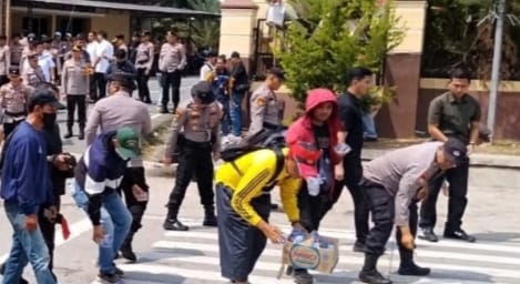 Unjuk Rasa di Mapolda Lampung Berlangsung Kondusif, Polisi Bersihkan Sampah Massa Aksi